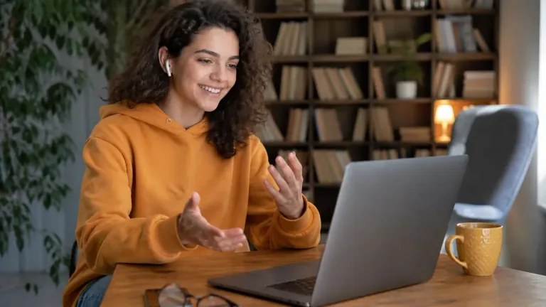 Capa editorial humanizada — Como Manter uma Conversa Online Interessante Sem Forçar a Barra