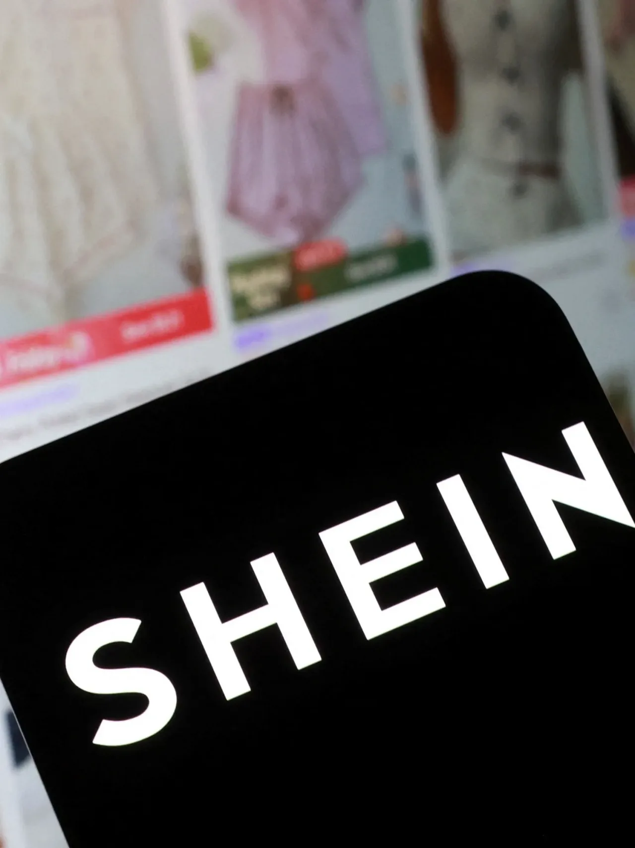 ilustracao com o logotipo da shein e o site da empresa em um smartphone 1783687752497 v2 3x4