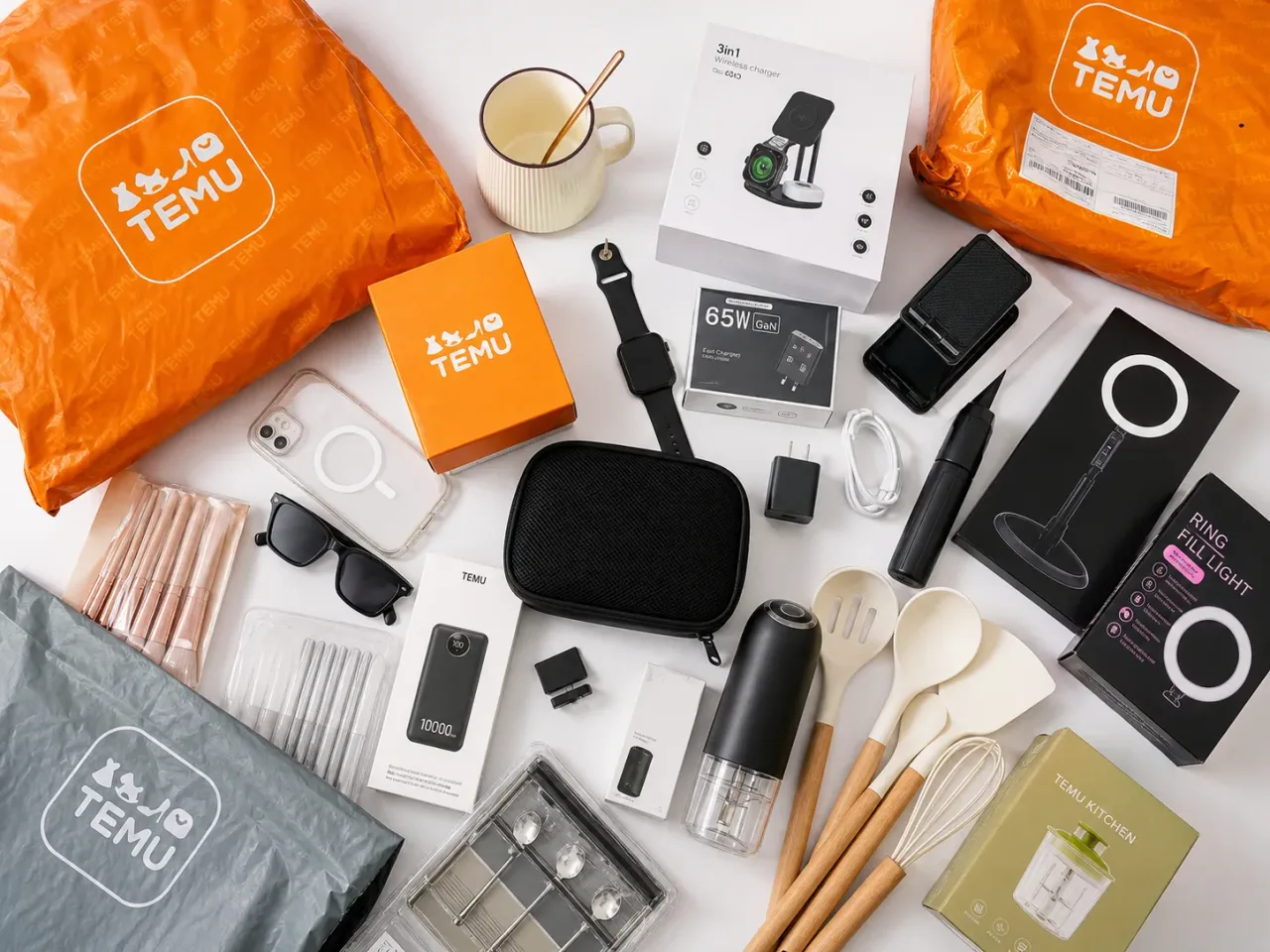 Visão de cima de produtos variados espalhados em uma mesa, além dos produtos há alguns pacotes laranjados da TEMU. A imagem representa Como Ganhar Produtos com o Programa de Influencers da TEMU.