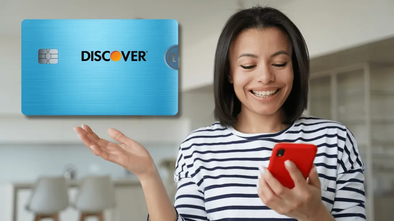 Mujer sonriendo al mirar su teléfono móvil junto a la tarjeta de crédito Discover it azul.
