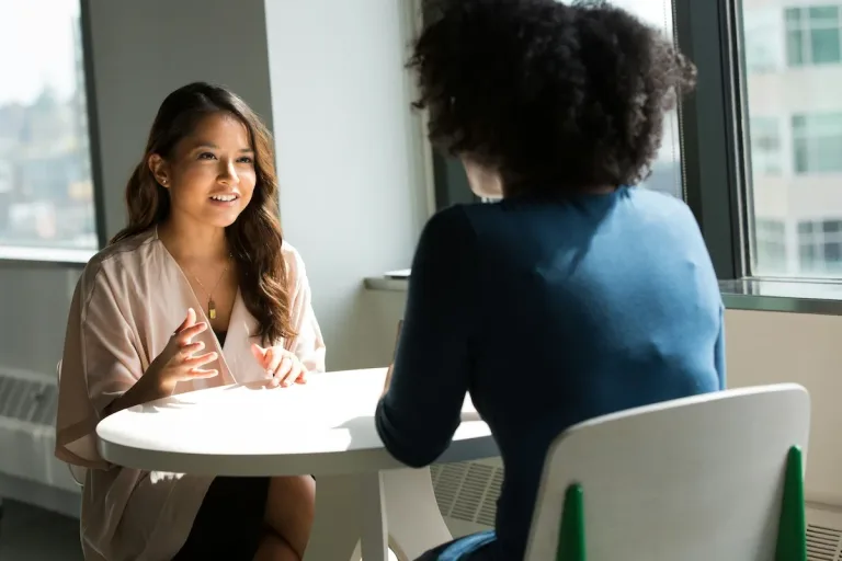 Preguntas frecuentes de entrevista y cómo responder con claridad