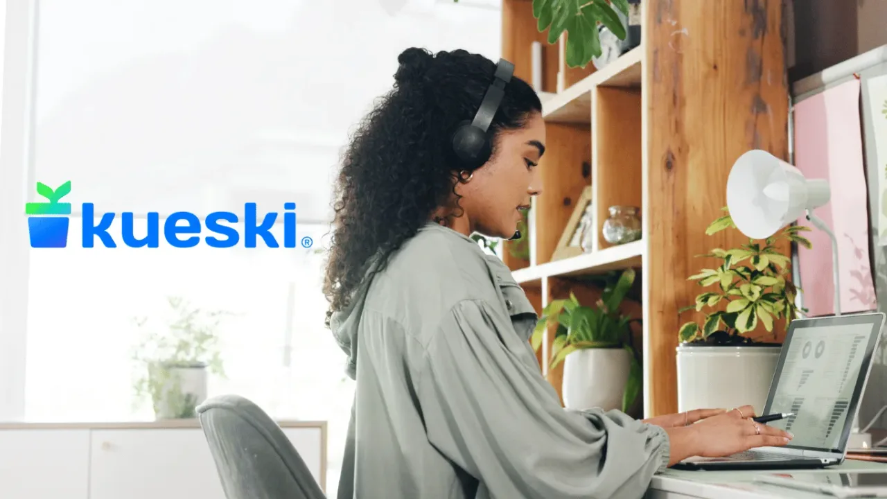 Mujer joven con auriculares e micrófono trabajando con su computadora portátil en un espacio luminoso, simbolizando la facilidad de solicitar un Préstamo Kueski en línea y el soporte digital continuo durante el proceso. El logotipo azul de Kueski se muestra a la izquierda en tamaño mediano.